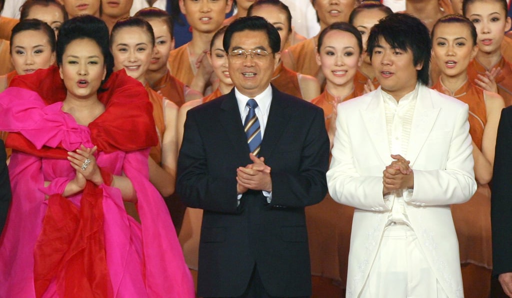 Peng Liyuan joins then president Hu Jintao and pianist Lang Lang at the 10th anniversary variety show in 2007. Photo: Dustin Shum