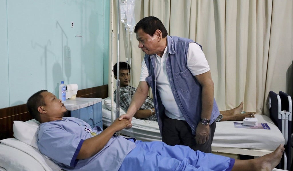 Philippine President Rodrigo Duterte visits wounded soldiers. Photo: EPA