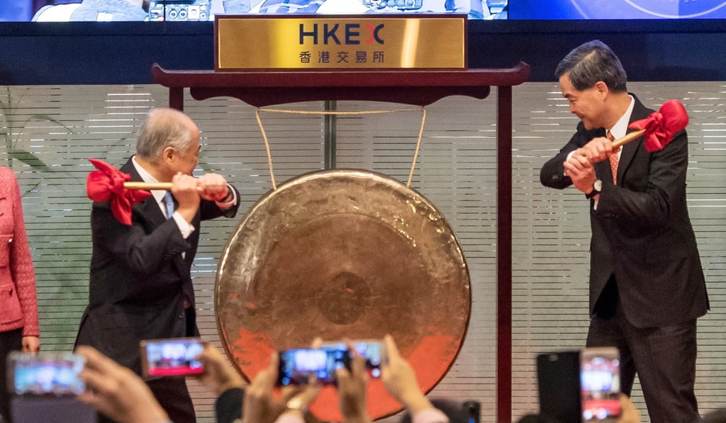 HKEX chairman Chow Chung Kong (left) and Hong Kong chief executive Leung Chun-ying at the launch of the Shenzhen-Hong Kong Stock Connect in December 2016. Photo: Bloomberg