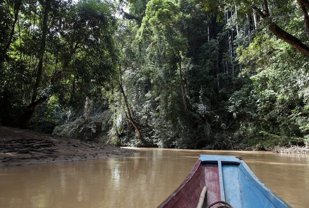 A longboat heads from Nanga Kain to Rumah Gareh. A longboat heads from Nanga Kain to Rumah Gareh.