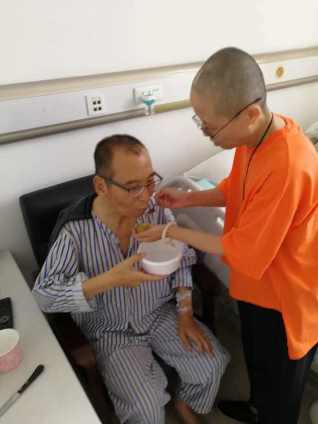 Chinese dissident and Nobel Prize laureate Liu Xiaobo, left, is attended to by his wife Liu Xia in a hospital in China. Photo: Associated Press