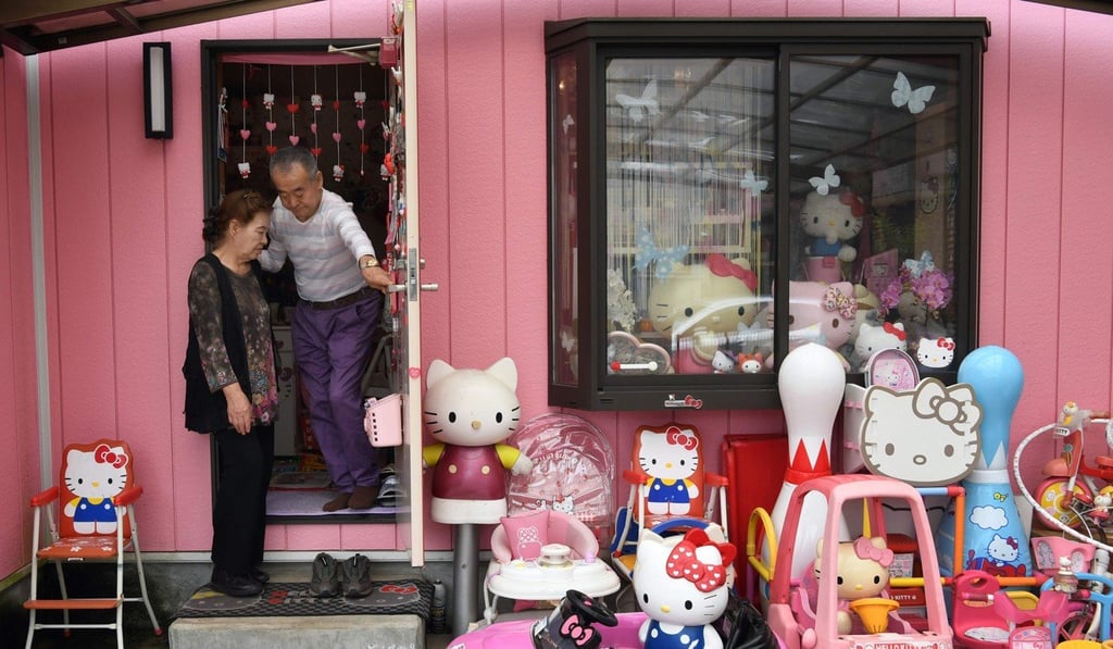 Masao Gunji stands at the entrance to his pink-painted Hello Kitty house with his wife Yoshiko Gunji in Yotsukaido, Chiba prefecture. Photo: AP Masao Gunji stands at the entrance to his pink-painted Hello Kitty house with his wife Yoshiko Gunji in Yotsukaido, Chiba prefecture. Photo: AP