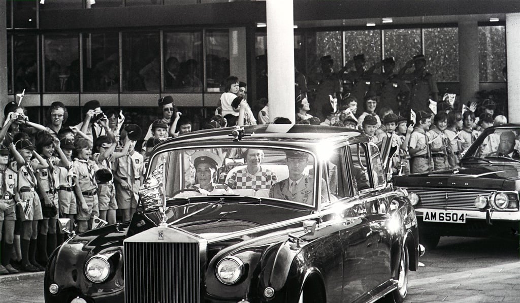 The queen left for Government House in a limousine after a welcoming ceremony at City Hall