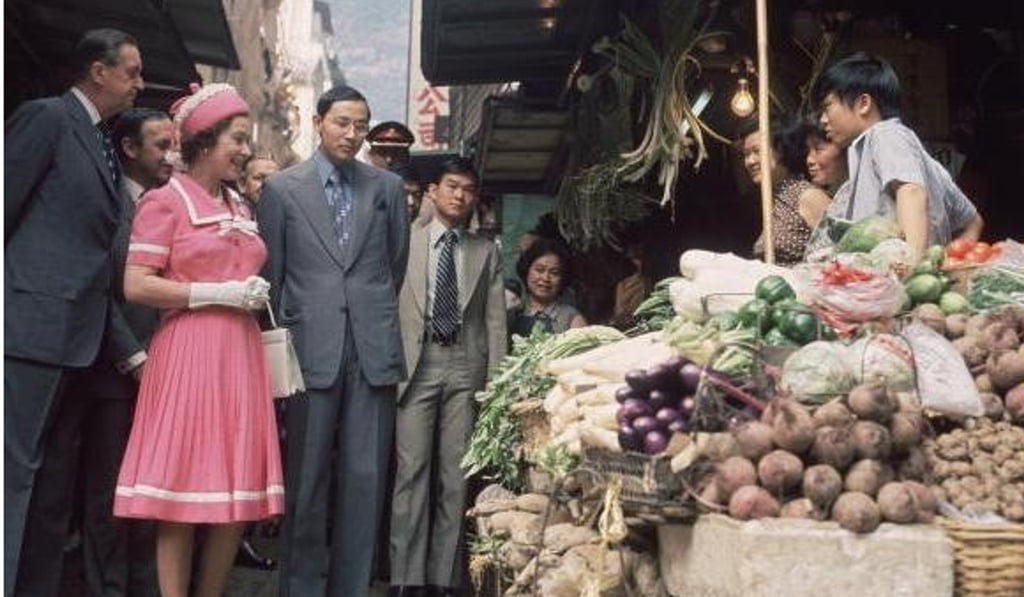 On the same day and on the same outfit, the Queen also visited the market stall