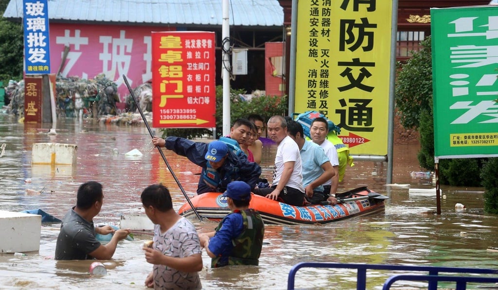Rescuers evacuate people from a flooded area in Loudi city, Hunan province. Photo: EPA Rescuers evacuate people from a flooded area in Loudi city, Hunan province. Photo: EPA