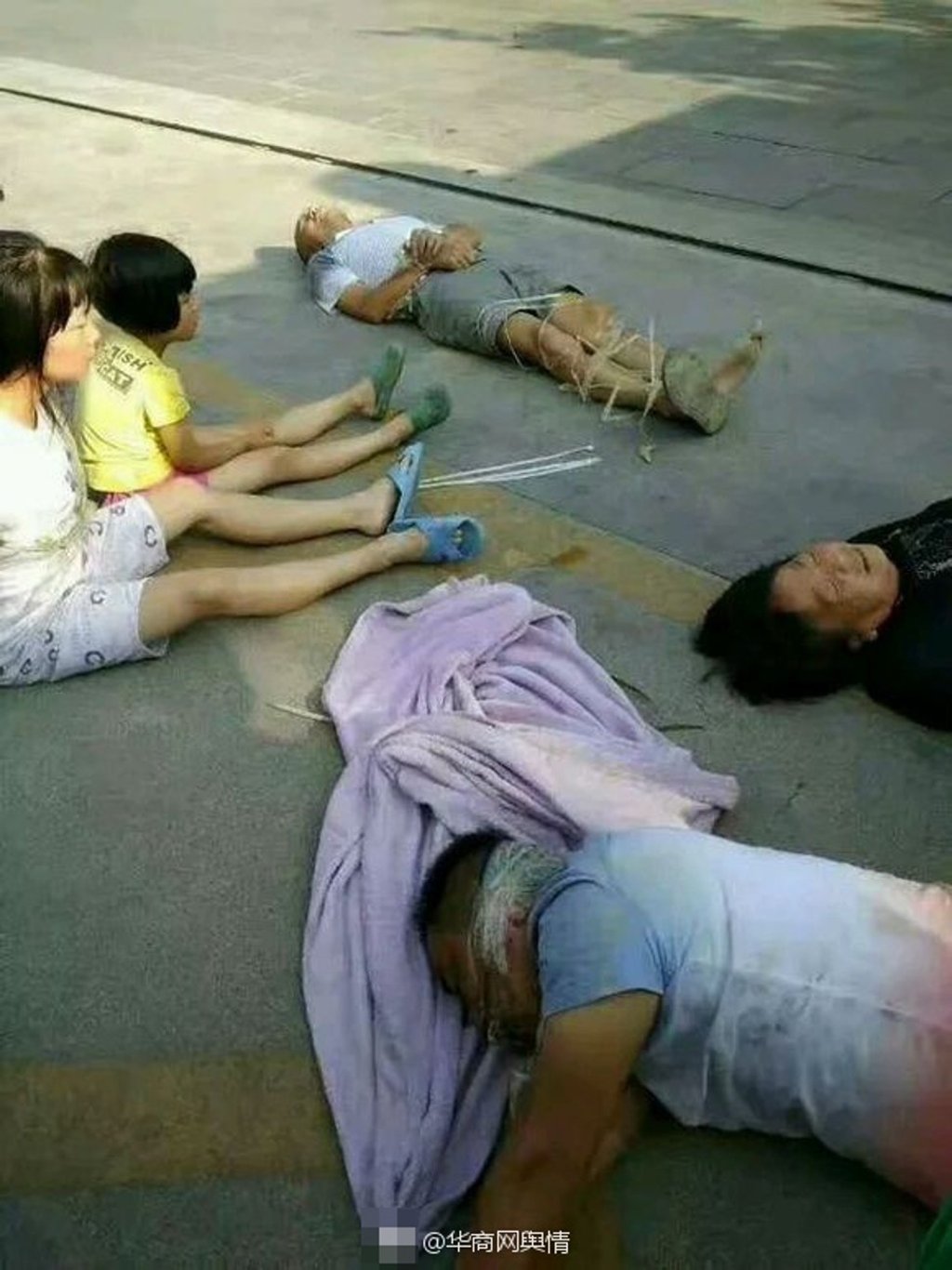 The family was surrounded by people holding clubs as their home was knocked down, according to the report. Photo: News.163.com