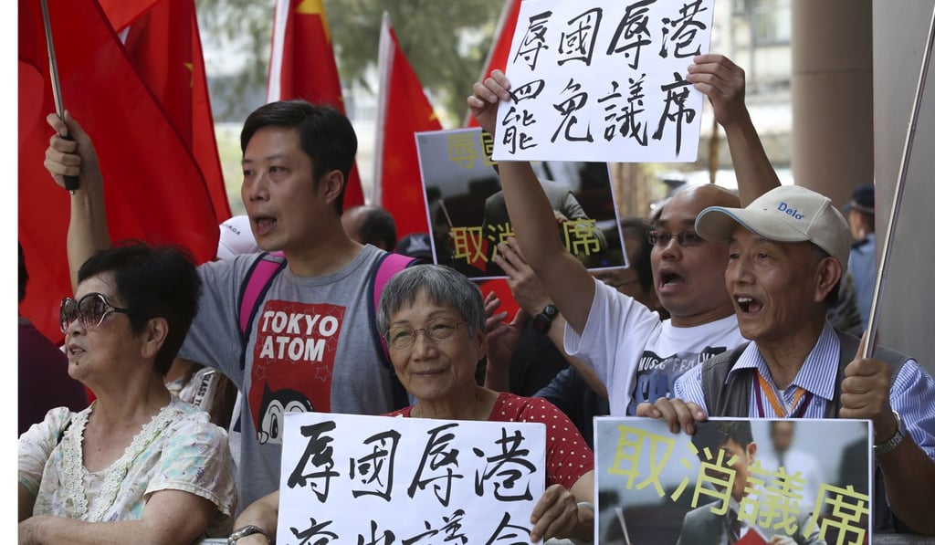 Elderly pro-Beijing demonstrators are among those protesting against localist lawmaker Cheng Chung-tai at the Eastern Law Courts Building on April 18. Cheng was charged earlier in the month with desecrating the national and Hong Kong flags at the Legislative Council in October. Photo: Edward Wong