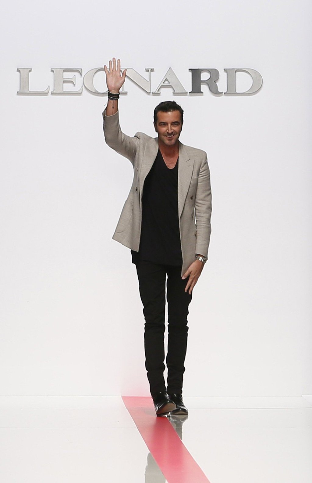 Designer Raffaele Borriello waves on the catwalk after presenting his spring/summer 2014 ready-to-wear collection for Leonard fashion house during the Paris Fashion Week. According to media reports, Borriello, Shanghai Tang's creative director, died from complications during surgery in Paris. Photo: EPA Designer Raffaele Borriello waves on the catwalk after presenting his spring/summer 2014 ready-to-wear collection for Leonard fashion house during the Paris Fashion Week. According to media reports, Borriello, Shanghai Tang's creative director, died from complications during surgery in Paris. Photo: EPA