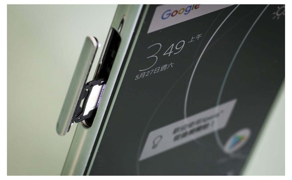 The left side of the device holds the card tray slot, which can be removed with fingers, and doesn’t require a needle. Photo: May Tse