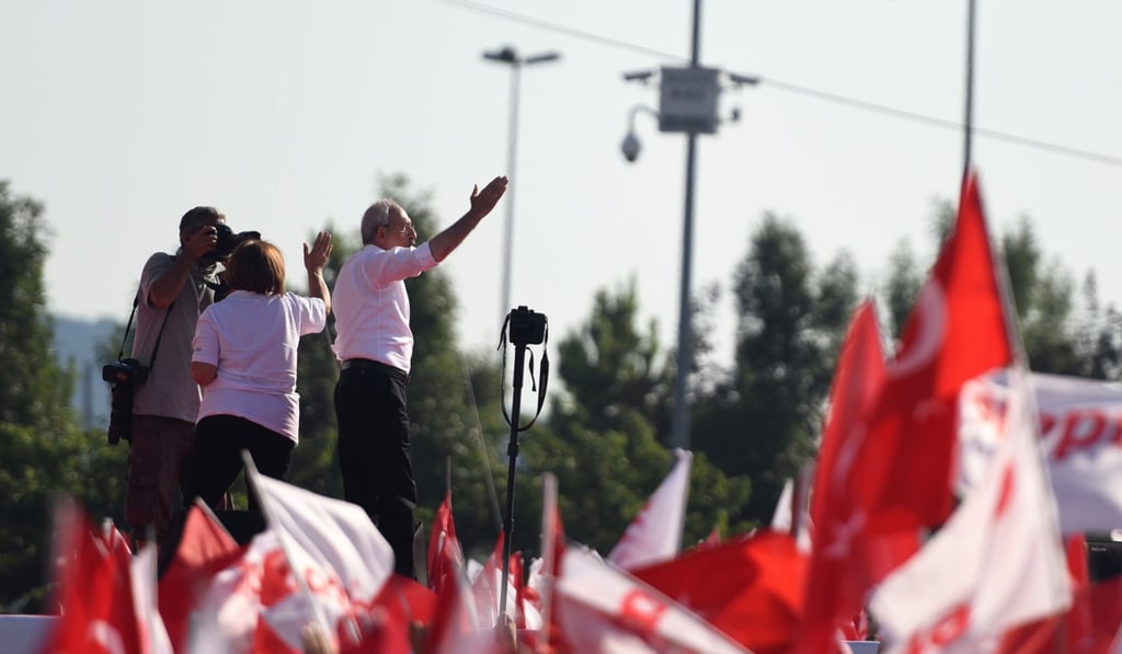 The head of Republican People's Party (CHP) Kemal Kilicdaroglu waves to the crowd during Sunday’s rally in Istanbul, Turkey, on July 9, 2017. A so-called Justice March launched by Turkey's main opposition party from Ankara on Sunday. Photo: Xinhua The head of Republican People's Party (CHP) Kemal Kilicdaroglu waves to the crowd during Sunday’s rally in Istanbul, Turkey, on July 9, 2017. A so-called Justice March launched by Turkey's main opposition party from Ankara on Sunday. Photo: Xinhua