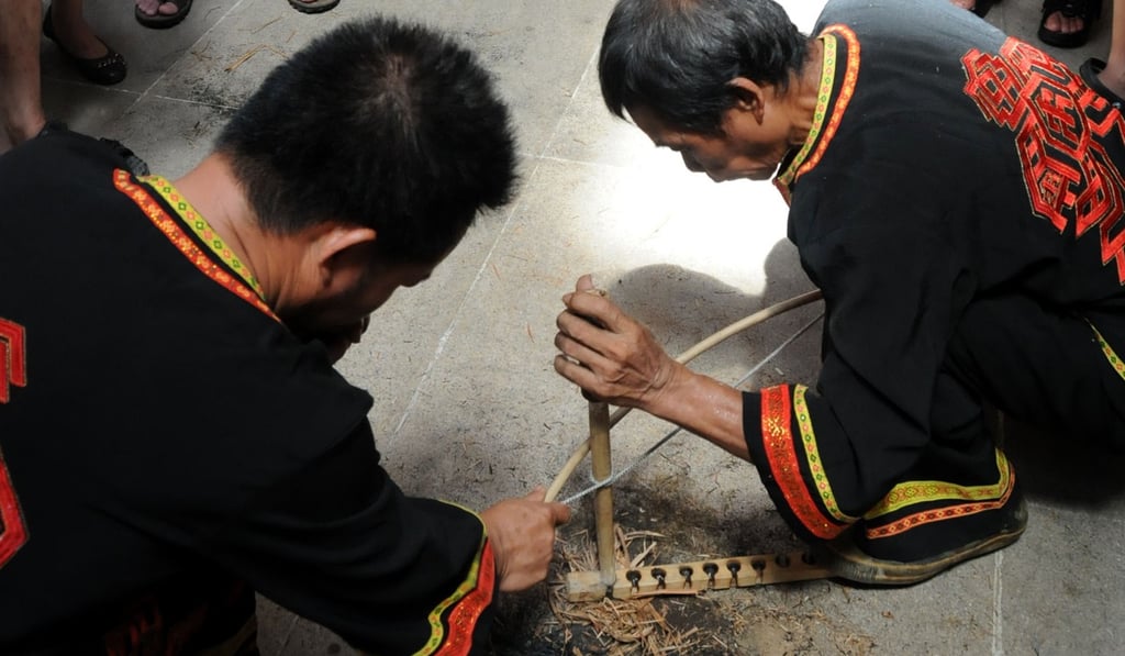 Traditional Li wood-drilling fire-making techniques