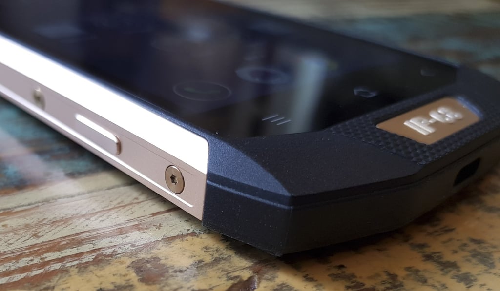 The BV8000 Pro is 13mm thick with bumpers at top and bottom. Photo: Ben Sin