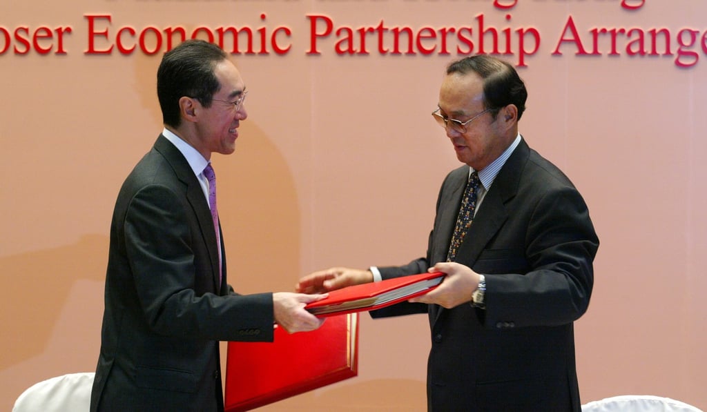 Then Hong Kong financial secretary Henry Tang Ying-yen (left) and then vice-minister of commerce An Min exchanging documents formalising Cepa in 2003. Photo: Martin Chan