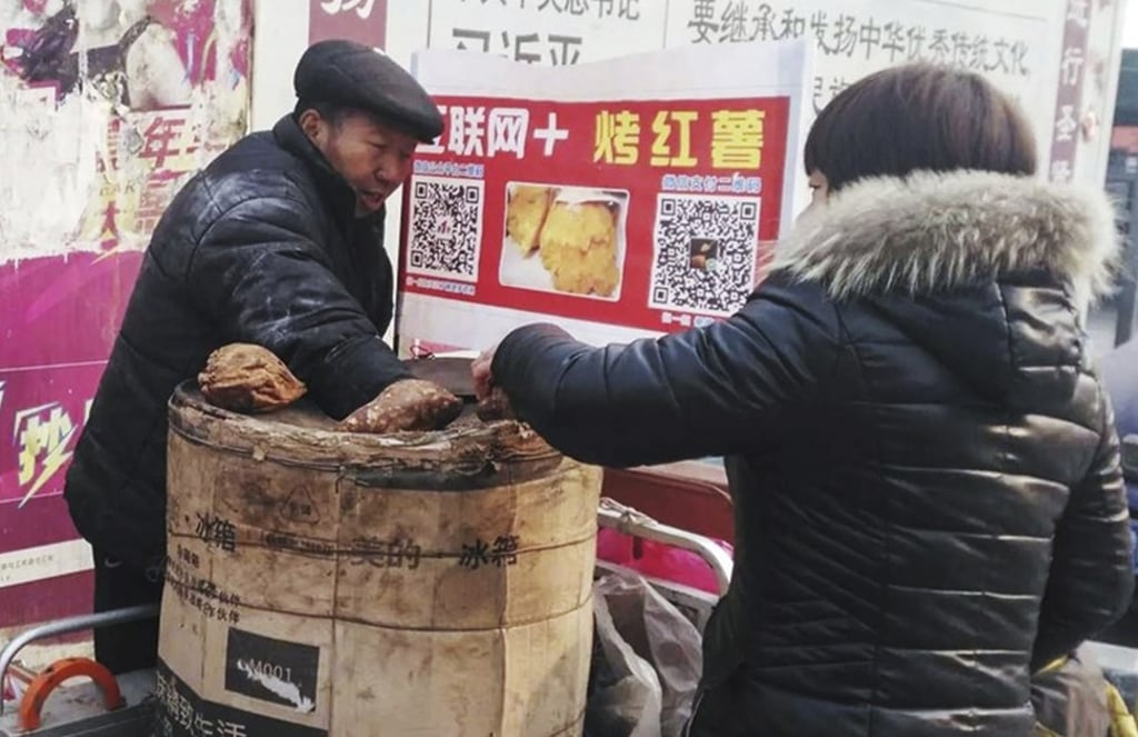 Street vendor are using payment was seen in Beijing. Photo: Weibo