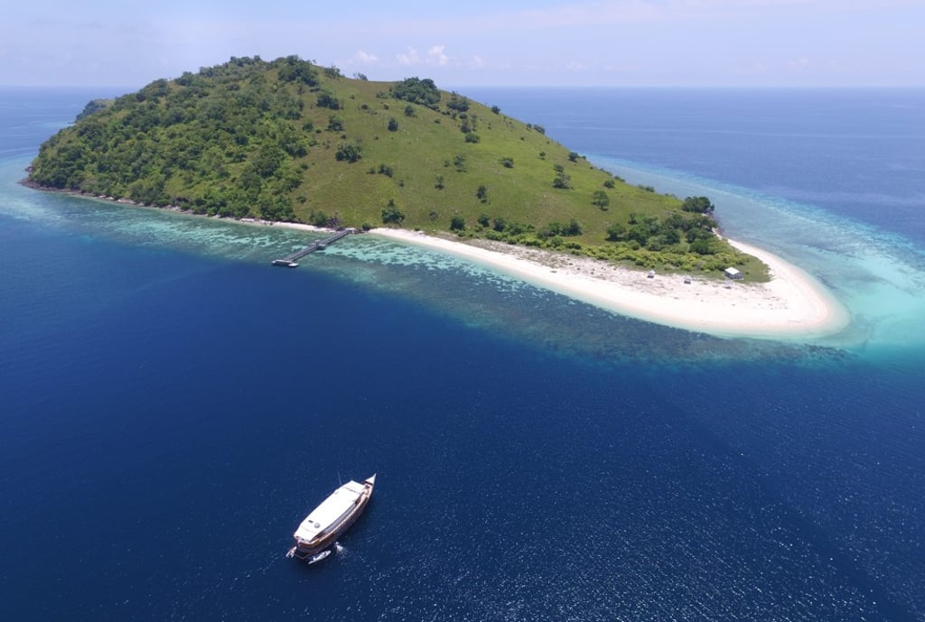 Rascal, a 31-metre phinisi yacht.