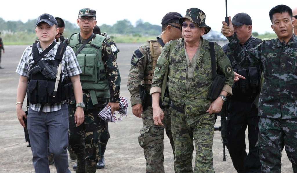 (Philippine President Rodrigo Duterte visits the troops engaged in the battle with the Maute group in Marawi City. Photo: Xinhua