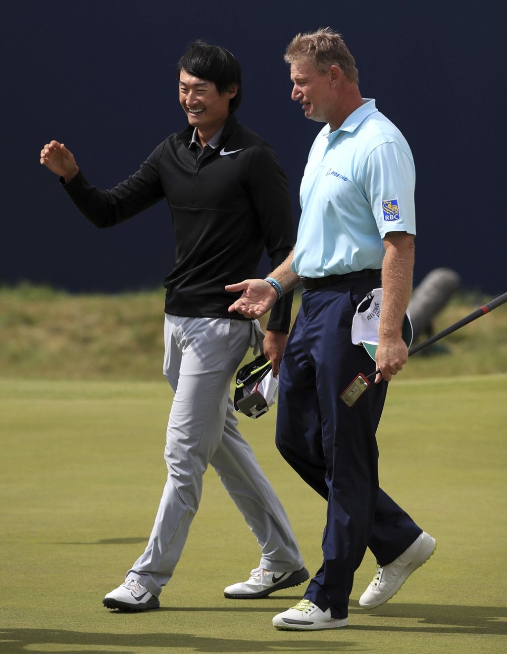 China's Li Haotong walks with South Africa’s Ernie Els on the 18th. Photo: AP China's Li Haotong walks with South Africa’s Ernie Els on the 18th. Photo: AP