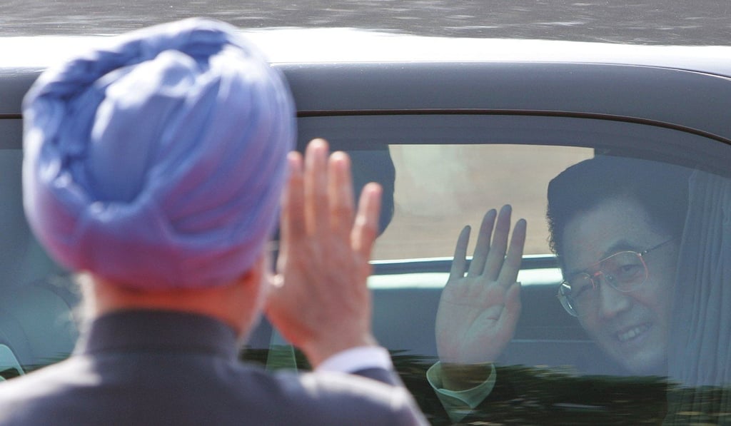 Indian Prime Minister Manmohan Singh waves as Chinese President Hu Jintao leaves after his ceremonial reception at Presidential Palace in New Delhi in 2006. Photo: AP