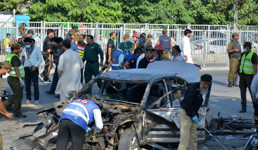 Security officials examine the blast site in eastern Pakistan's Lahore, on July 24, 2017. At least 26 people were killed and 49 others injured as a suicide blast hit the downtown area of Pakistan's eastern city. Photo: Xinhua Security officials examine the blast site in eastern Pakistan's Lahore, on July 24, 2017. At least 26 people were killed and 49 others injured as a suicide blast hit the downtown area of Pakistan's eastern city. Photo: Xinhua