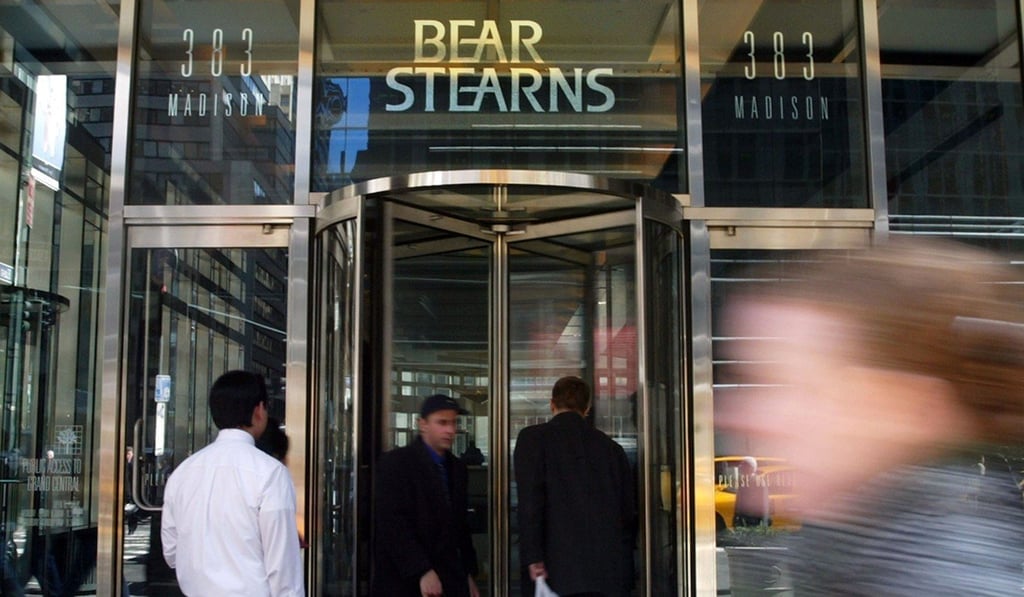 Pedestrians outside the headquarters of Bear Stearns in New York on March 16, 2006, Photo: AFP