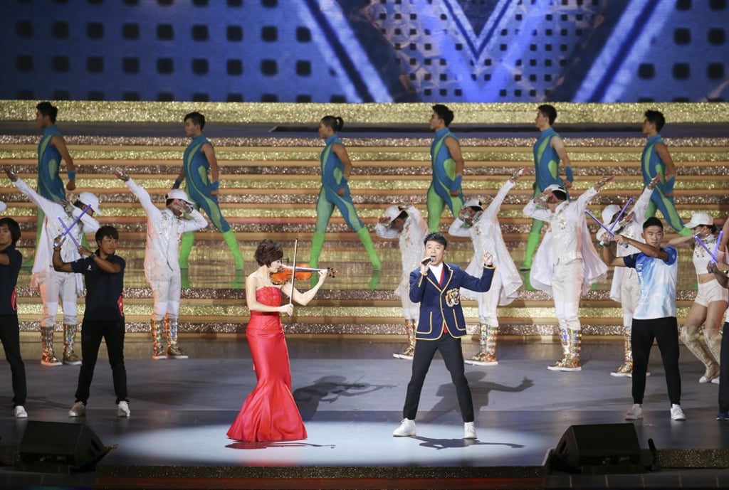 Yao Jue plays violin alongside singer Hacken Lee at Hong Kong’s 20th anniversary variety show at the Convention and Exhibition Centre. Photo: Dickson Lee