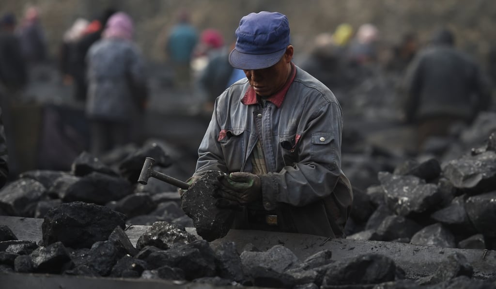 A worker sorts coal on a conveyer belt near a coal mine at Datong, in China's northern Shanxi province. China and India are working together to address global issues such as climate change and environmental protection. Photo: AFP
