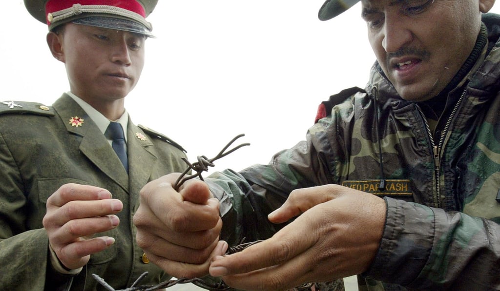 A Chinese soldier, left, and Indian soldier repair a barbed wire fence at the Nathu La border crossing between India and China in India's northeastern Sikkim state. Photo: AFP A Chinese soldier, left, and Indian soldier repair a barbed wire fence at the Nathu La border crossing between India and China in India's northeastern Sikkim state. Photo: AFP