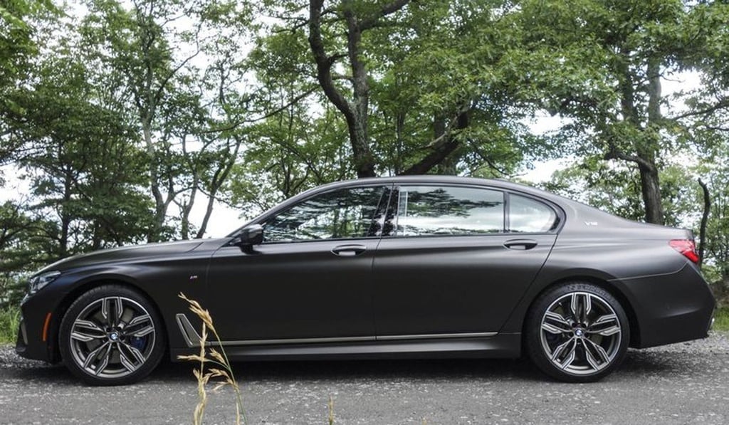 The BMW M760i is shorter than the standard Mercedes-Benz S65 AMG and costs considerably less. The BMW M760i is shorter than the standard Mercedes-Benz S65 AMG and costs considerably less.