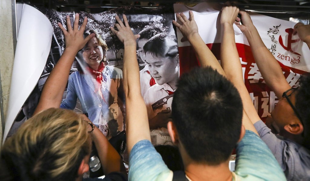 Activists hang a banner outside the office of the Federation of Education Workers in Mong Kok to protest against the appointment of Choi. Photo: Nora Tam