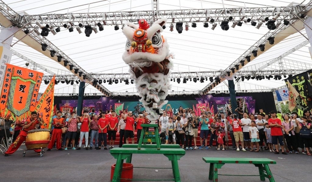 The lion dance and wushu share a number of forms, techniques and methods. The lion dance and wushu share a number of forms, techniques and methods.