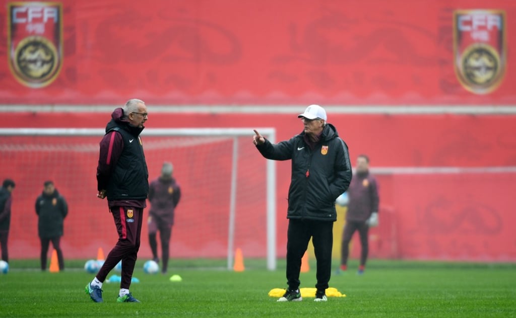 Marcello Lippi (right) talks with assistant coach Massimiliano Maddaloni. Photo: Xinhua