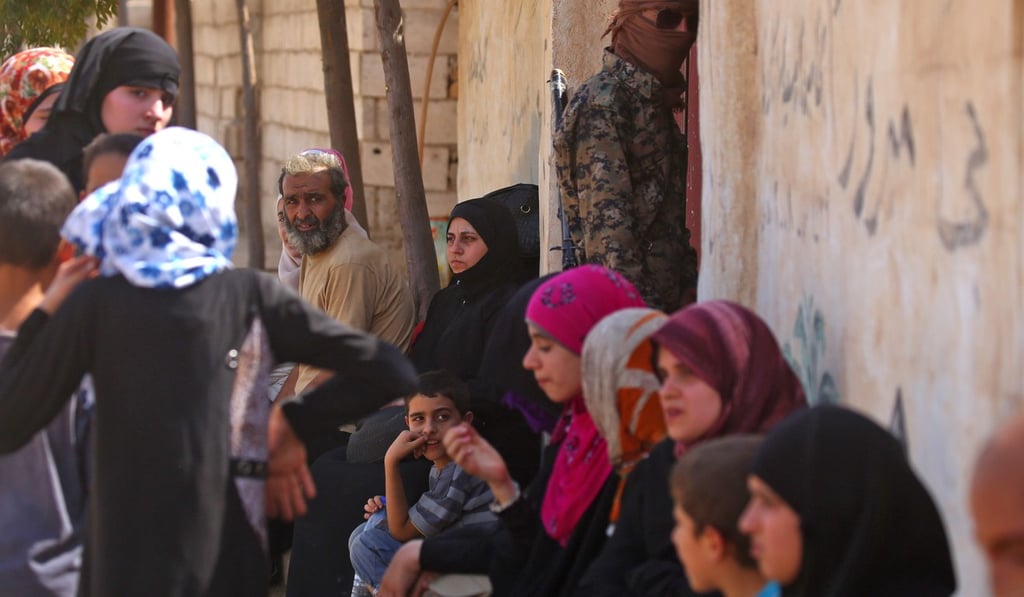 Displaced civilians who fled from the Islamic State (IS) group's stronghold of Raqa arrive in the village of Hawi al-Hawa, less than two kilometres (one mile) from the city. Photo: AFP Displaced civilians who fled from the Islamic State (IS) group's stronghold of Raqa arrive in the village of Hawi al-Hawa, less than two kilometres (one mile) from the city. Photo: AFP