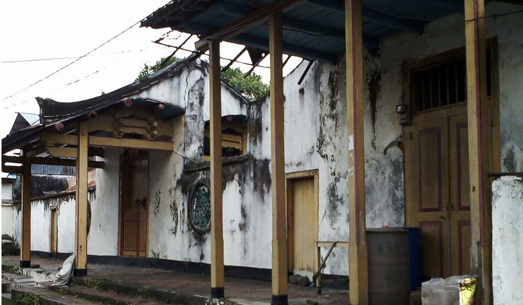 An abandoned vihara (monastery) in Banda. Photo: Pongky Van Den Broeke
