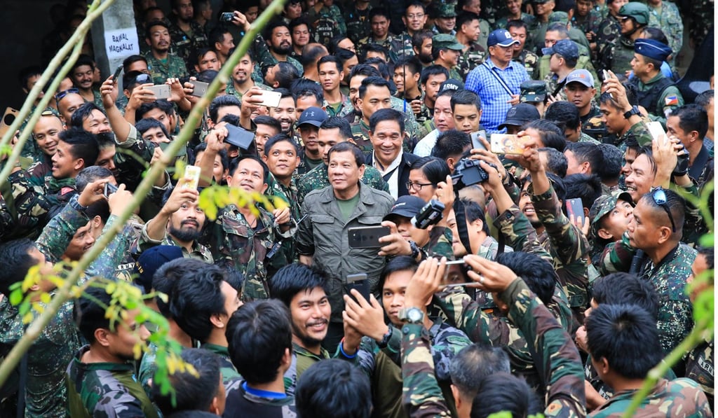 Philippine President Rodrigo Duterte (centre) visits a military camp in Marawi City, Mindanao, in the southern Philippines, on August 4. Government forces have been fighting against IS-linked militants for control of Marawi since May. Photo: EPA / Presidential Photographers Division handout
