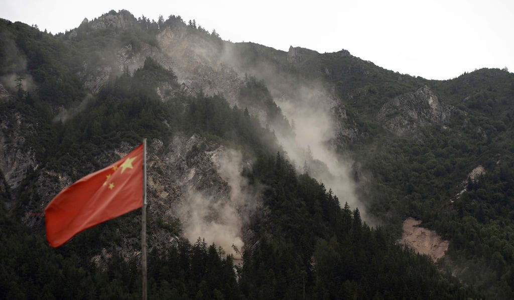 Rocks and dust roll down a hillside in Jiuzhaigou following an aftershock two days after the earthquake. Photo: AFP Rocks and dust roll down a hillside in Jiuzhaigou following an aftershock two days after the earthquake. Photo: AFP