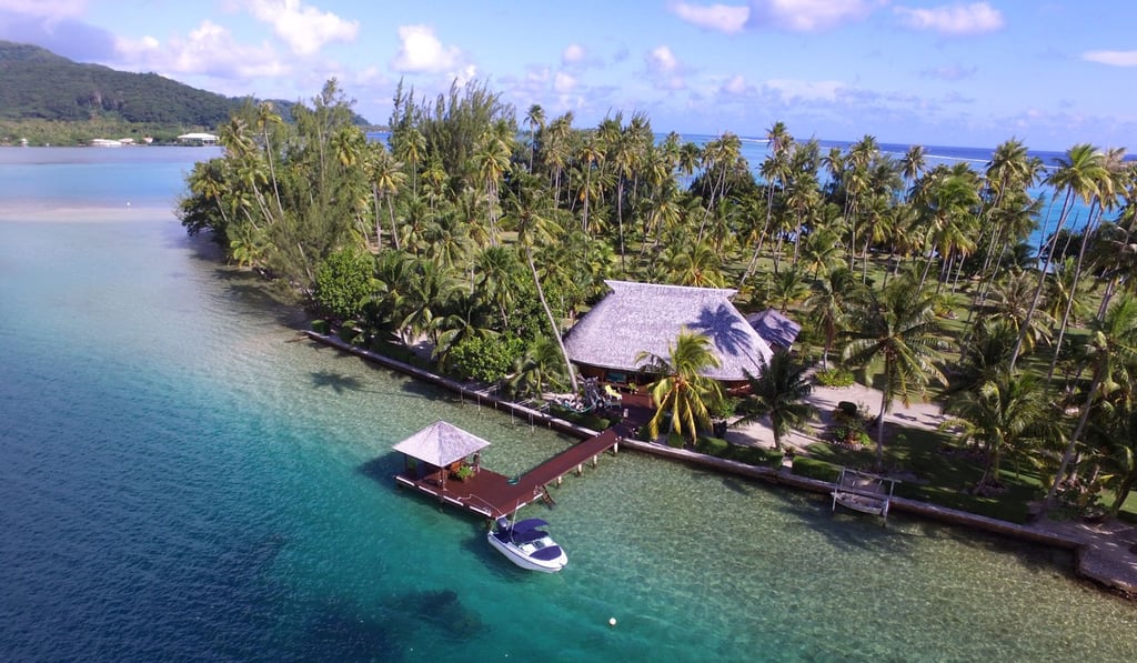 Motu Tiano has a personal wharf equipped for yacht mooring.