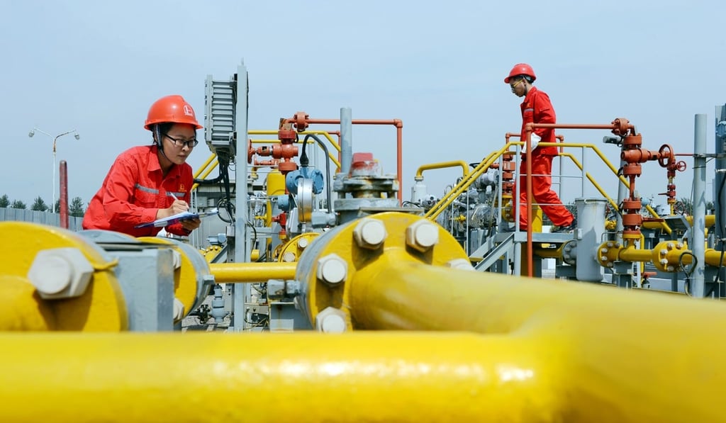 Chinese technicians at state-owned energy giant Sinopec check valves and pipes at a natural gas transmission station in Zibo city, in east China's Shandong province. Photo: Imaginechina