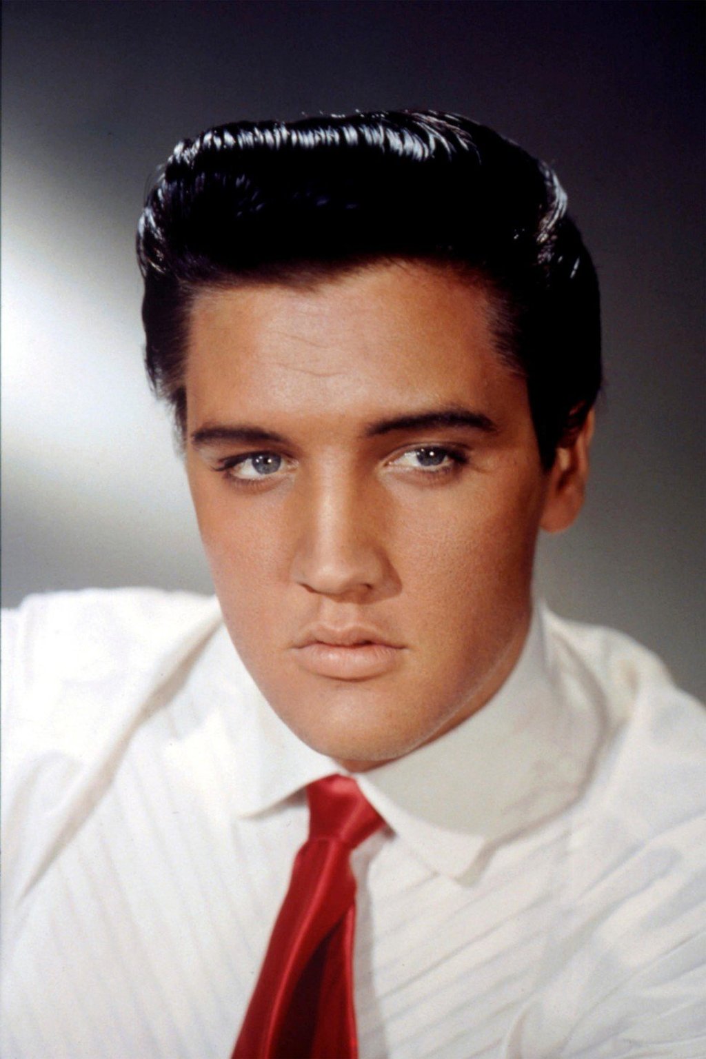 Elvis' rhinestone jumpsuit tops US$1.5 million memorabilia