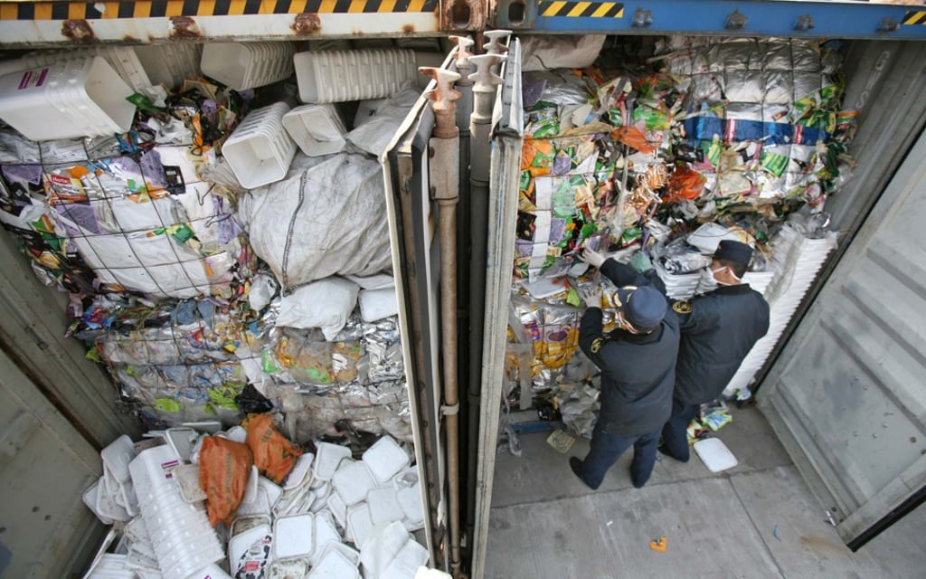 Guangzhou customs officers check load of imported foreign waste dump in Guangzhou city, Guangdong province in March 2007. China has banned any import of foreign waste dump. Photo: China News Service