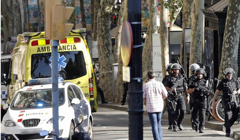 Heavily armed police arrive at Las Ramblas. Photo: EPA Heavily armed police arrive at Las Ramblas. Photo: EPA