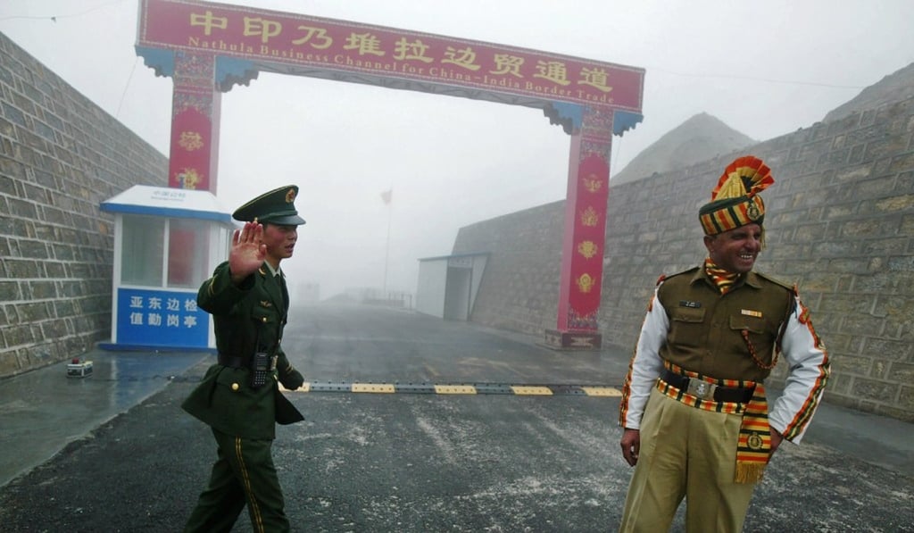 A Chinese soldier, left, stands next to an Indian soldier at the Nathu La border crossing between India and China in India's northeastern Sikkim state. The two nations are embroiled in their worst border standoff in decades. Photo: AFP