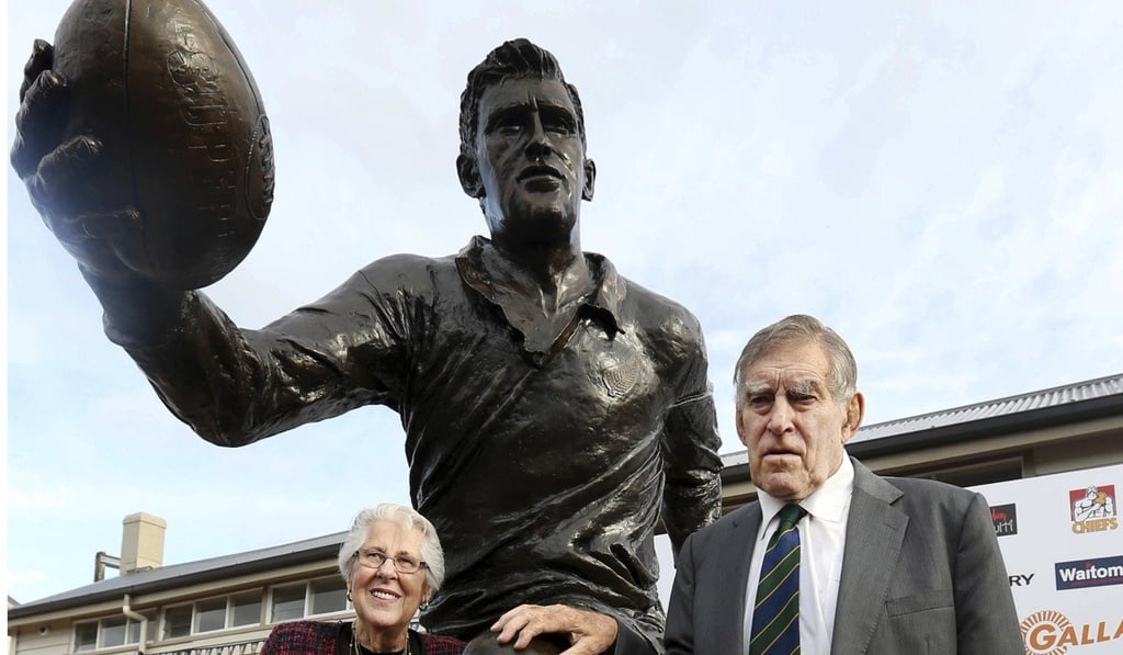 Colin Meads and his wife, Vera, with the statue of himself at the unveiling in Te Kuiti, New Zealand. Photo: AP Colin Meads and his wife, Vera, with the statue of himself at the unveiling in Te Kuiti, New Zealand. Photo: AP