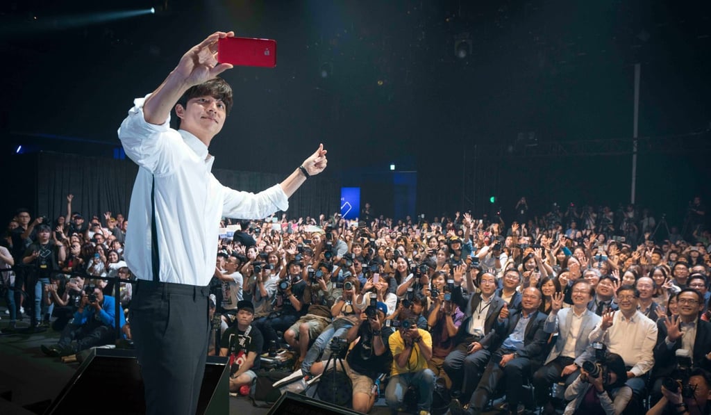 Gong Yoo lends a hand to launch Asus Zenfone 4 | South China