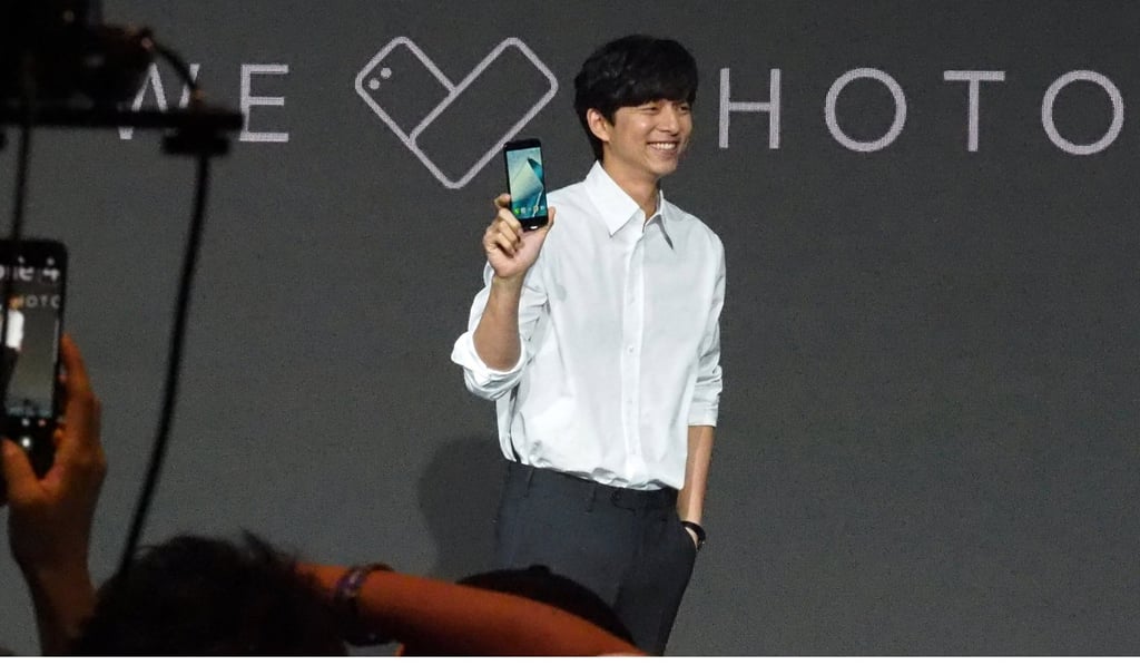 Gong Yoo attends a news conference launching ZenFone 4 smartphone made by Taiwan's Asus Tek Computer in Taipei. ASUS signed Gong Yoo as the Asia-Pacific spokesman for ZenFone 4. ASUS claims that the 5.5 inch ZenFone 4 is more powerful and more professional, but thinner than ZenFone 3. Photo: EPA