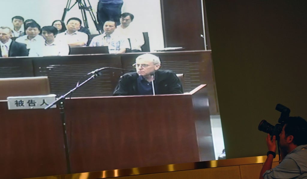 A video feed of the trial of British investigator Peter Humphrey, linked to pharmaceutical giant GSK, is broadcast to journalists at the Shanghai Intermediate Court in August 2014. Humphrey received a two-year jail term for trafficking personal data, but was released the following June and deported. Photo: AFP