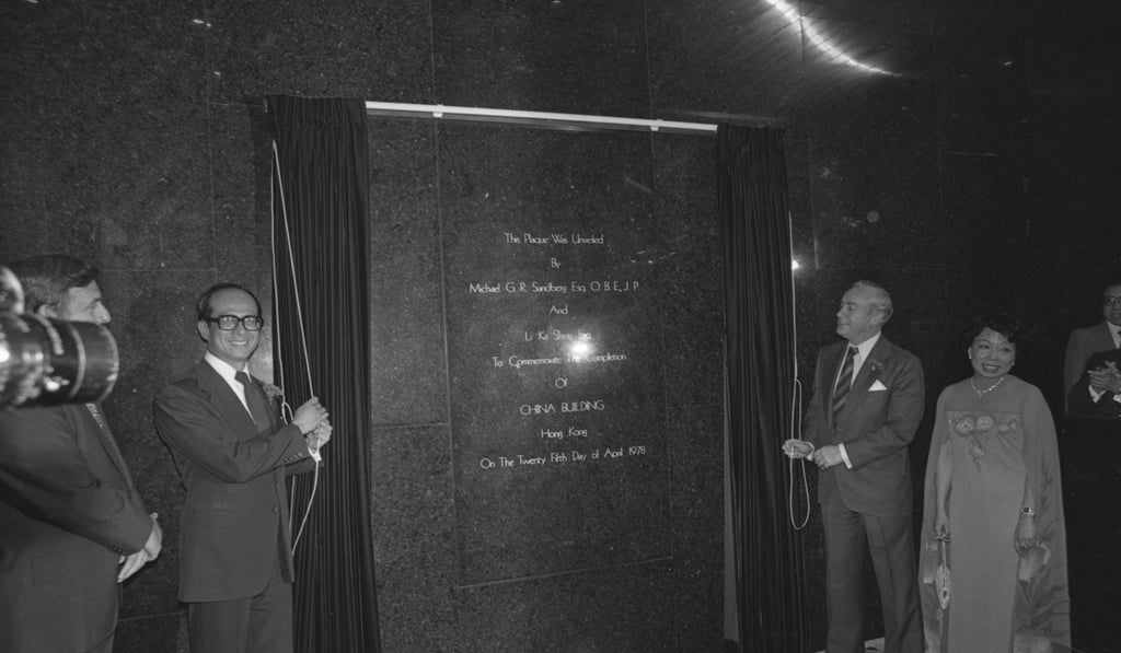 Li Ka-shing (left) along with Michael Sandberg and Amy Li Chong Yuet-ming unveiling a plaque which marks the opening of the China Building in Central on April 25, 1978. Photo: SCMP