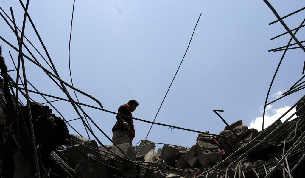 A man stands on a house after air strike in Sanaa, Yemen on August 23, 2017. Photo: Xinhua A man stands on a house after air strike in Sanaa, Yemen on August 23, 2017. Photo: Xinhua