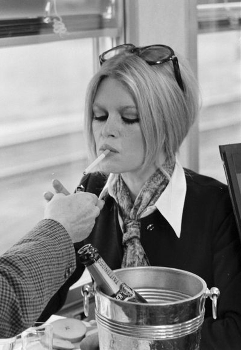 Brigitte Bardot, queen of champagne à la piscine. Brigitte Bardot, queen of champagne à la piscine.