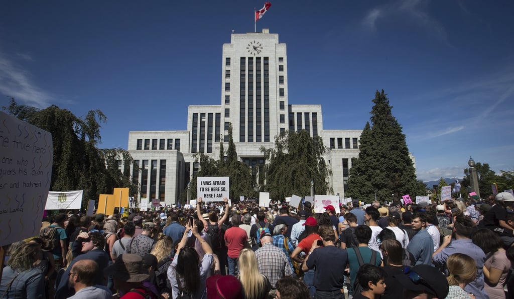 Crowds gather outside Vancouver City Hall for an anti-racism counter-protest on Saturda. Photo: AP Crowds gather outside Vancouver City Hall for an anti-racism counter-protest on Saturda. Photo: AP