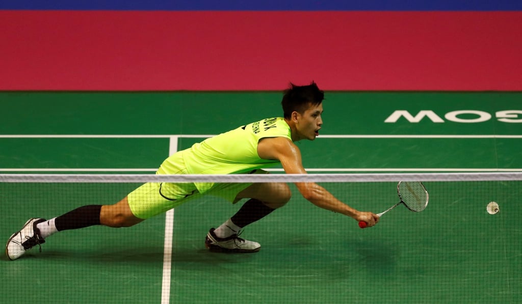 Vincent Wong stretches for a return against Lin Dan. Photo: Reuters